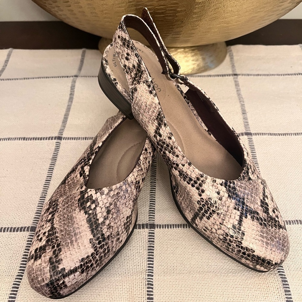 Clarks Snakeskin Patterned Women's Shoes Size 5.5 EUC Velcro Adjustable Strap